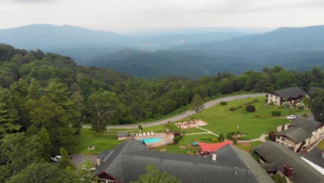 Video-De-Drones-De-4k-De-La-Vista-De-Las-Montañas-Humeantes-Desde-El-Resort-En-Little-Switzerland,-Nc-El-Día-De-Verano-1