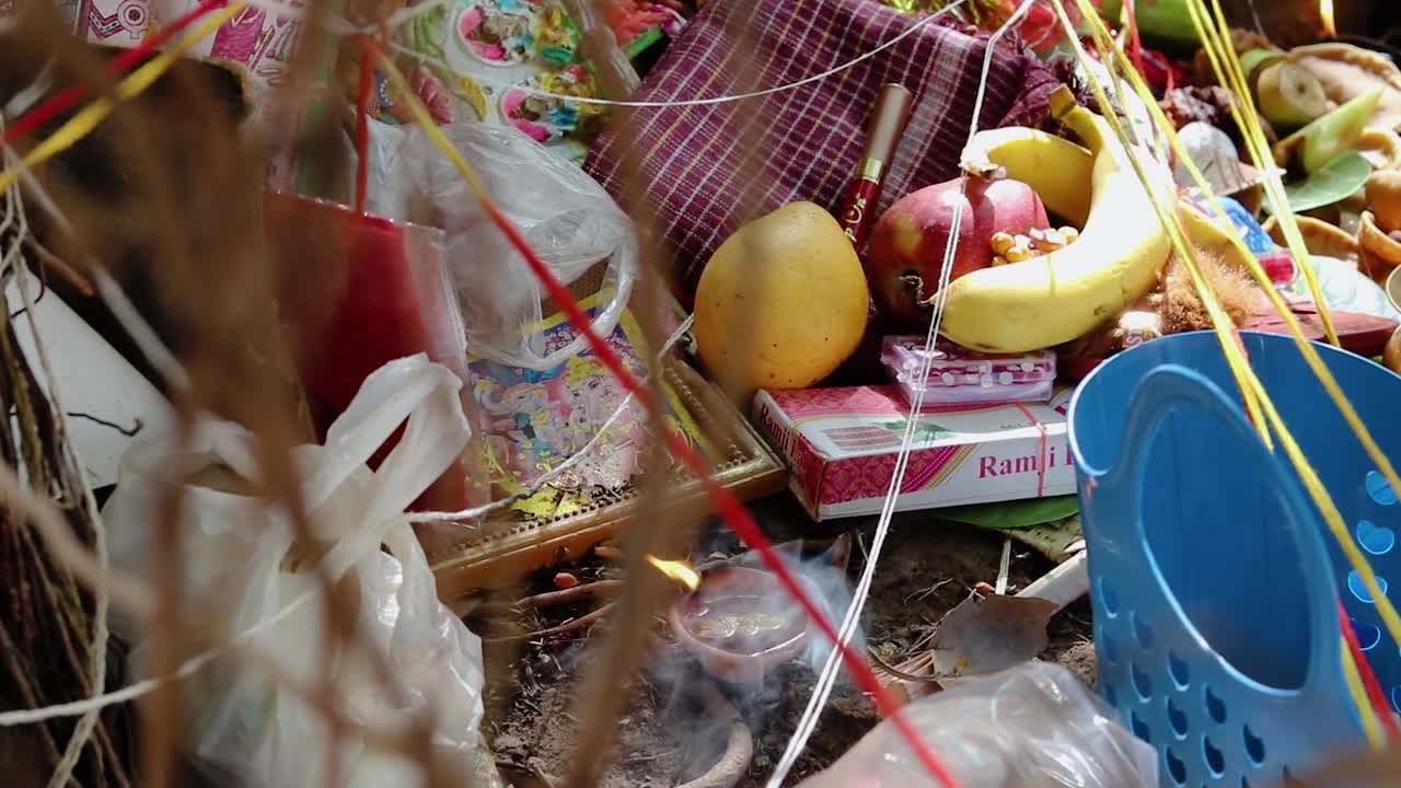 lámpara de aceite y artículos sagrados mantenidos para el culto religioso hindú del árbol de banano en el vat savitri durante el día el video se toma en jodhpur, rajasthan, india, el 05 de mayo de 2023