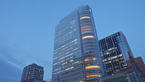 Tokio-Nachtlicht-Stadtbild-Akihabara-Wolkenkratzer-Fußgänger