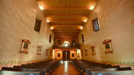 dentro de la hermosa basílica de la misión san diego de alcala en california - inclinado hacia abajo