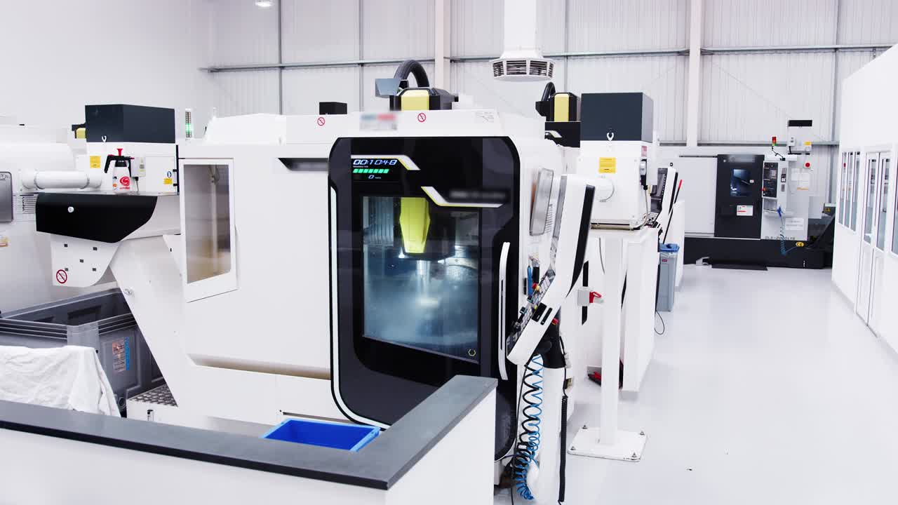 현대 엔지니어링 워크 ⁇ 의 인테리어와 하이테크 cnc 기계가 작동하고 있습니다.