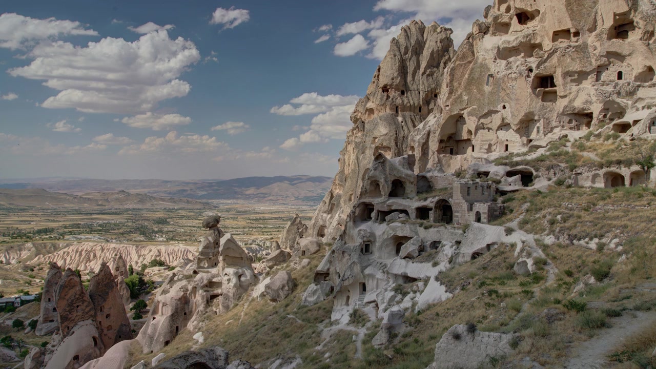 Antiche abitazioni rupestri scavate nelle formazioni rocciose in Cappadocia