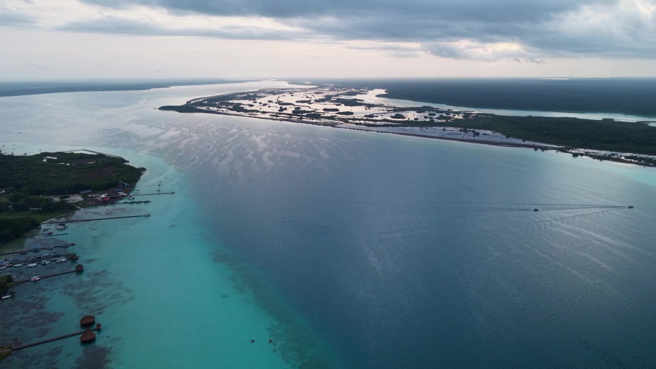 Alba dorata sopra la Laguna di Bacalar in Quintana Roo