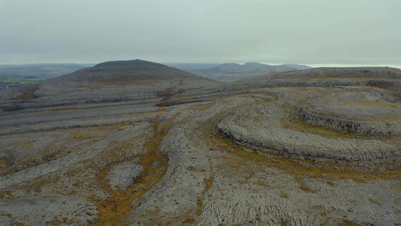 динамическая воздушная панель, демонстрирующая скалистые горы буррен. графство клэр, ирландия