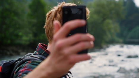 Hombre-Video-Chateando-En-Un-Teléfono-Inteligente.-Chico-Hablando-Con-Un-Amigo-En-Línea-Por-Videollamada