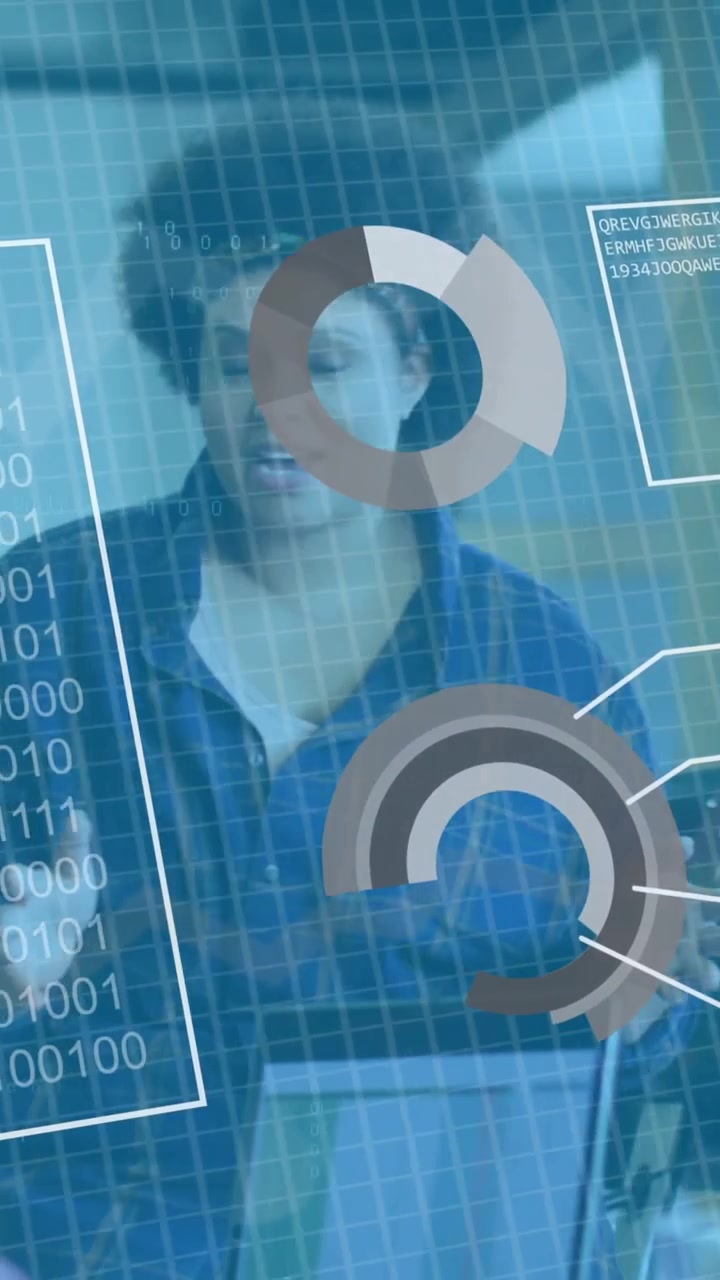 Animazione di un'interfaccia con elaborazione dati sovrapposta a una donna che discute con i colleghi in ufficio.