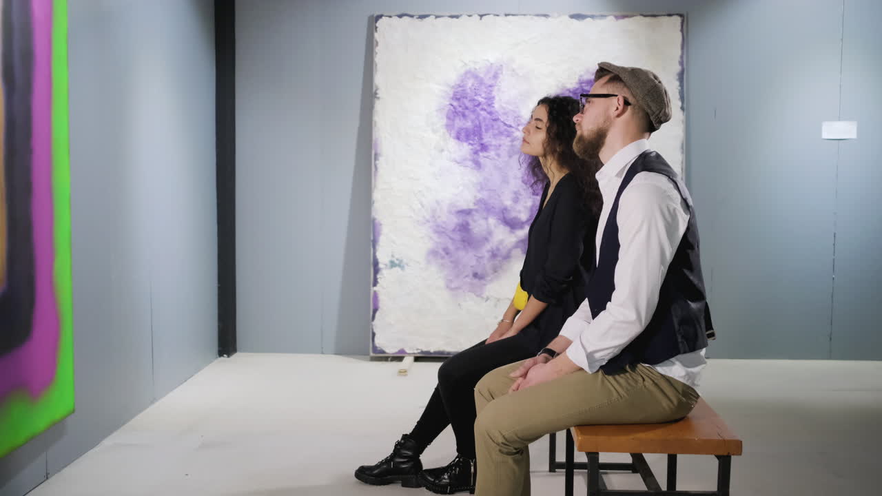 미술관 에서 추상적 인 미술 을 보는 부부