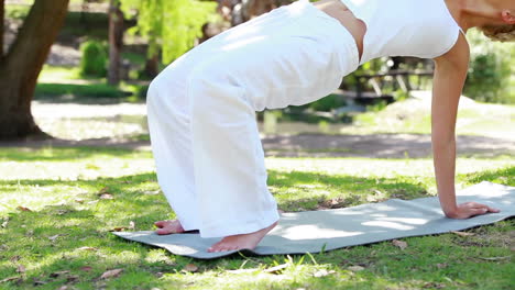 Frau-Hält-Eine-Yogaposition,-Während-Die-Kamera-Nach-Unten-Schwenkt