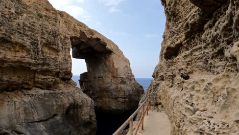 malta, pasa con una vista de la pared azul y la cueva de la gruta