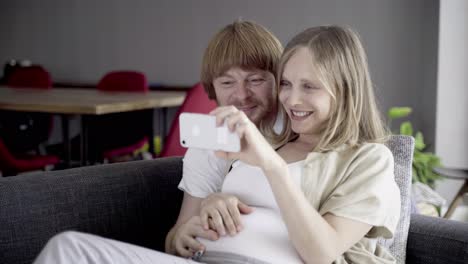 Glückliches-Junges-Paar,-Das-Einen-Videoanruf-über-Das-Smartphone-Führt
