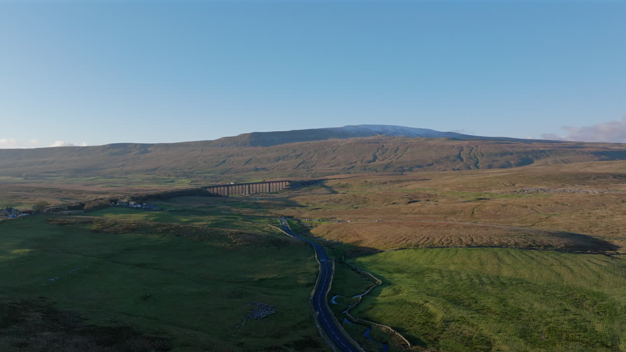 el establecimiento de drone disparó yorkshire valles paisaje ribblehead viaducto puesta de sol