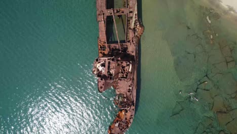 atracción turística de barco abandonado en grecia. línea de costa