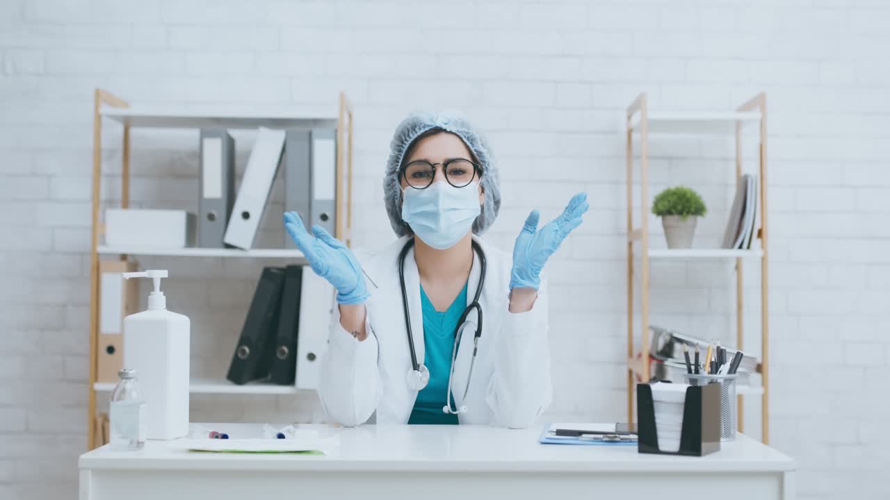 Médico fazendo uma apresentação ou chamada de vídeo