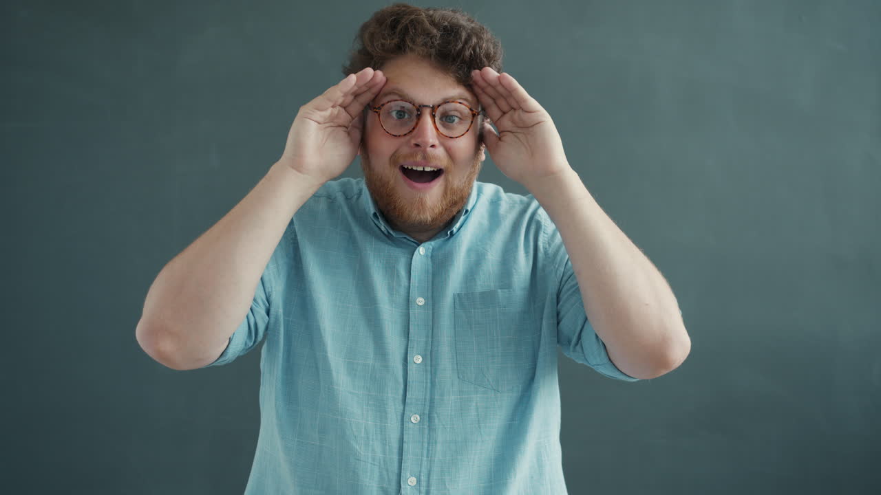 hombre con expresión de sorpresa