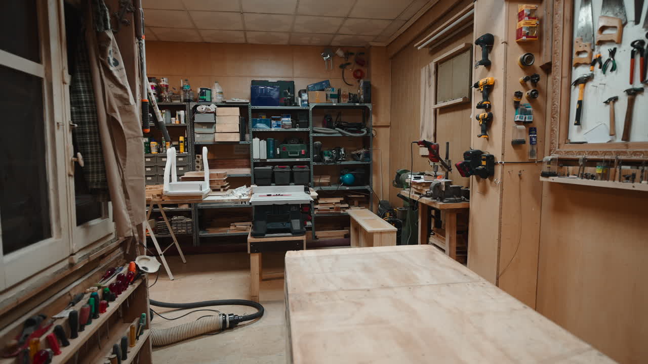 Campo lungo di un laboratorio di falegnameria vuoto con strumenti