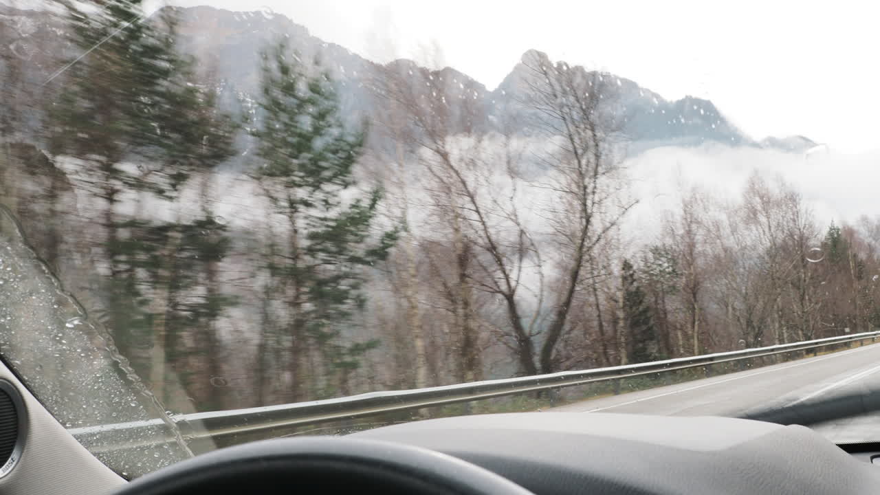 안개가 많은 날씨에 산악도로 운전