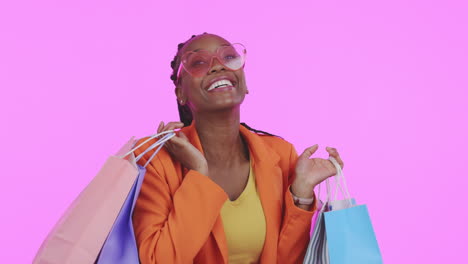 mujer negra, bolsa de compras y estudio con emocionado