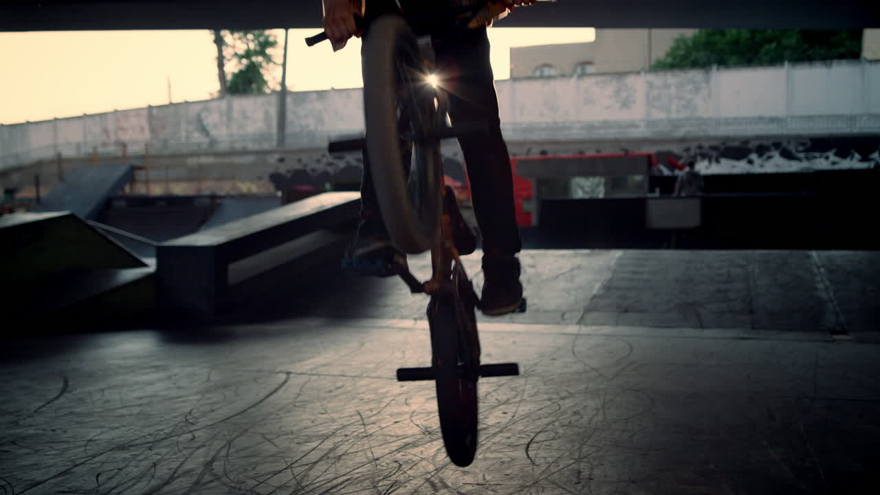 도시 스케이트파크에서 bmx 자전거를 타고 있는 젊은 남자. 야외에서 뛰어다니는 자전거 타는 남자.