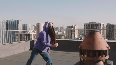 mujer morena en una terraza