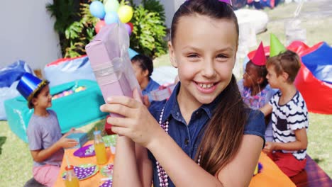 Retrato-De-Niña-Mostrando-Caja-De-Regalo-4k