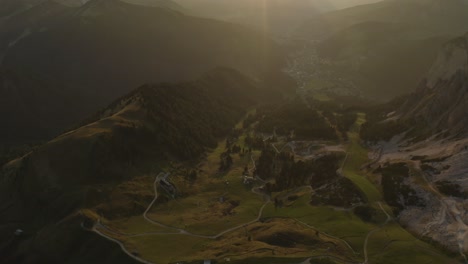 revelación aérea de la antena cinematográfica de un hermoso terreno paisajístico alrededor de zugspitze, alemania