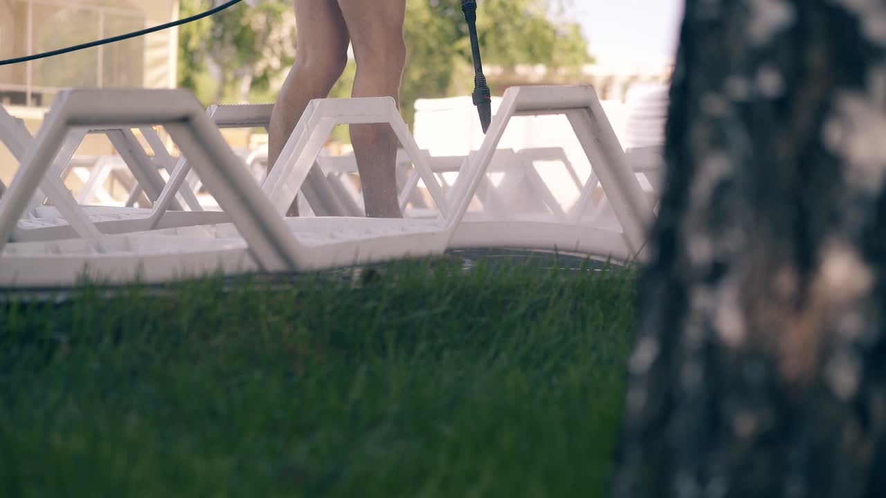 해변 근로자 가 해변 의 침대 를  ⁇ 는다 1