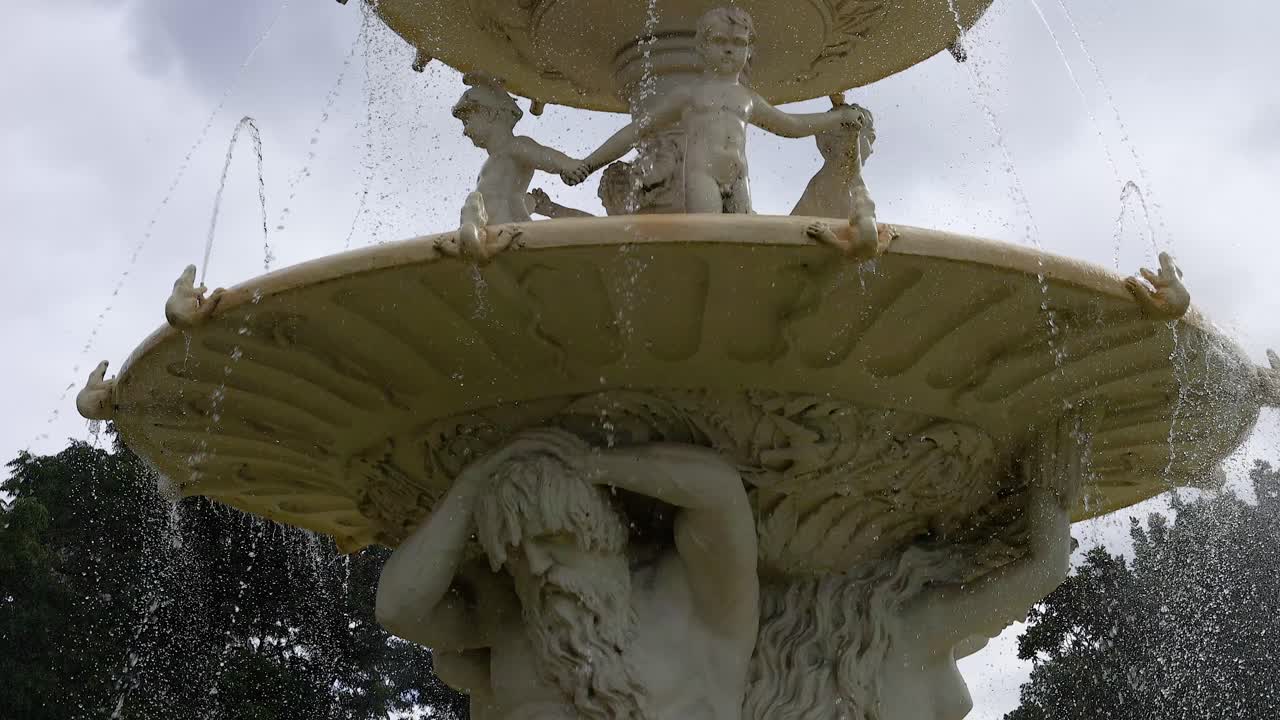 동상 과 물 의 특징 을 가진 장식 된 분수