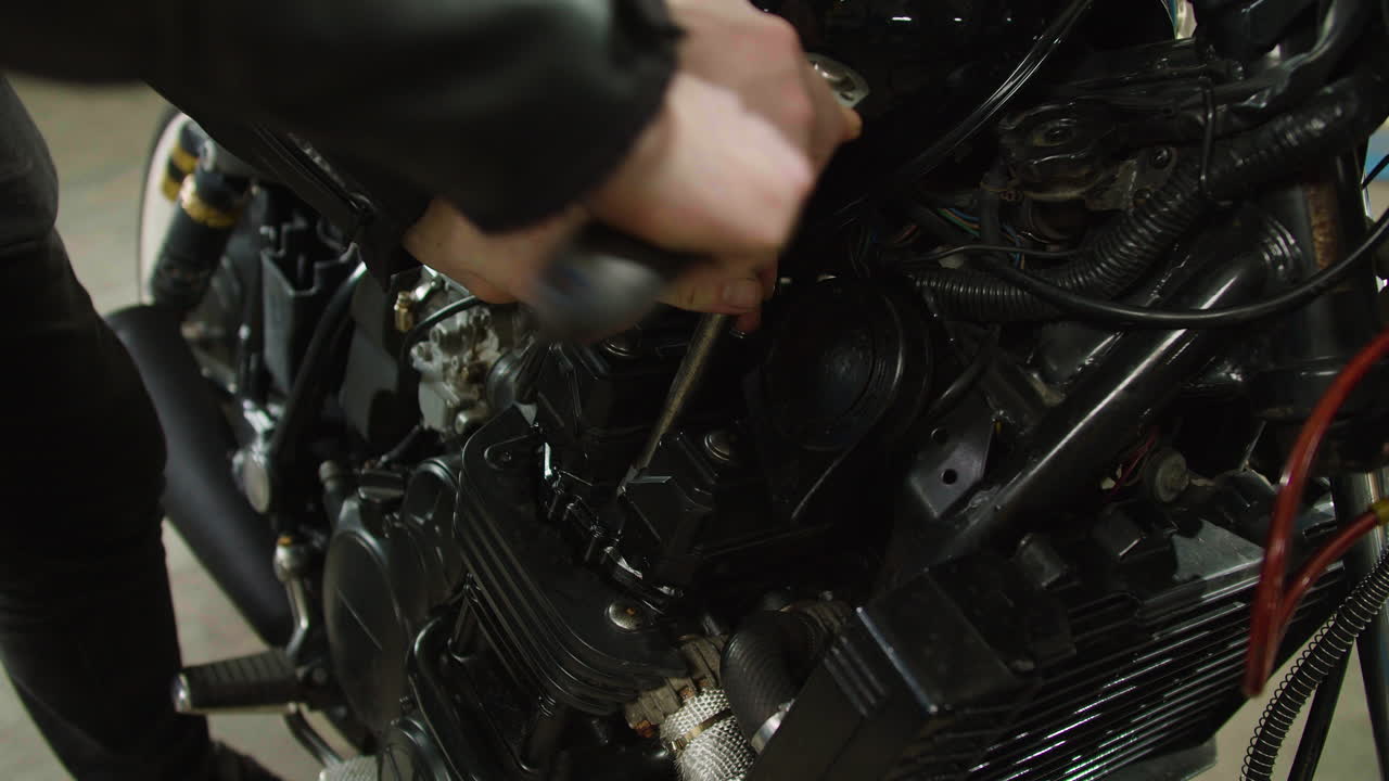 hombre arreglando motocicleta