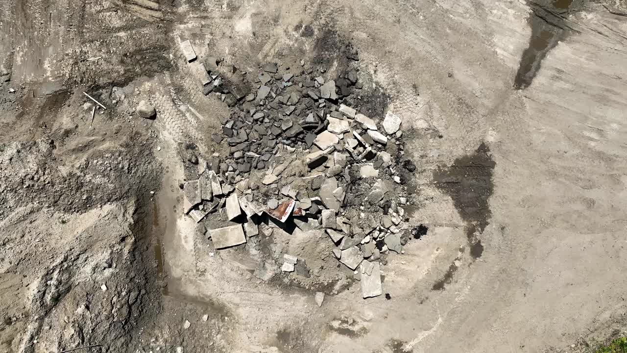 부서진 콘크리트 슬래브의 어리, 이 쌓인 창고, 공중