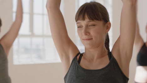 Retrato-Joven-Mujer-Caucásica-Embarazada-En-Clase-De-Yoga-Practicando-Pose-De-Guerrero-Disfrutando-De-Un-Estilo-De-Vida-Saludable-Haciendo-Ejercicio-En-Grupo-En-El-Gimnasio