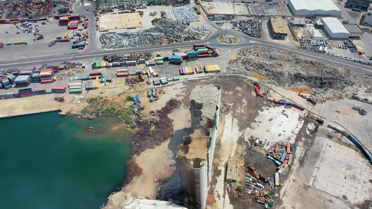 베이루트 항구 폭발에 의해 남겨진 파괴와 폐허의 공중 드론 보기