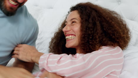 risa, amor y pareja juguetona divirtiéndose