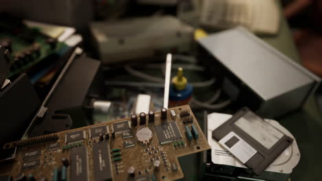 Alte-Computerdiskette-Und-Motherboard