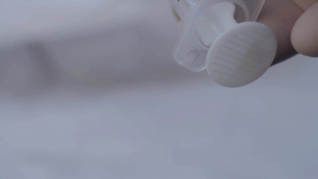 mano usando guantes médicos sosteniendo una jeringa médica de plástico macro