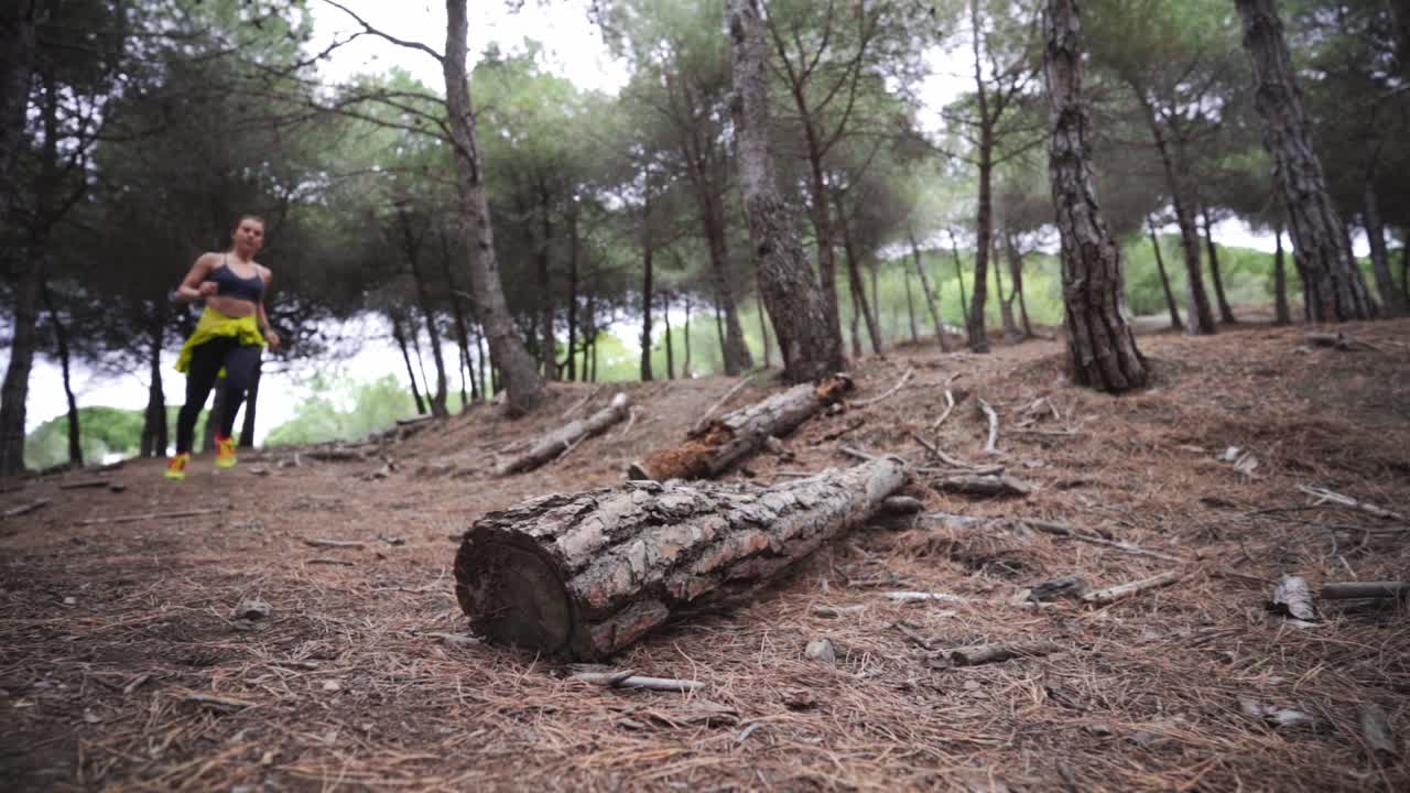 carrera de maratón de terreno accidentado pasando obstáculos en cámara lenta