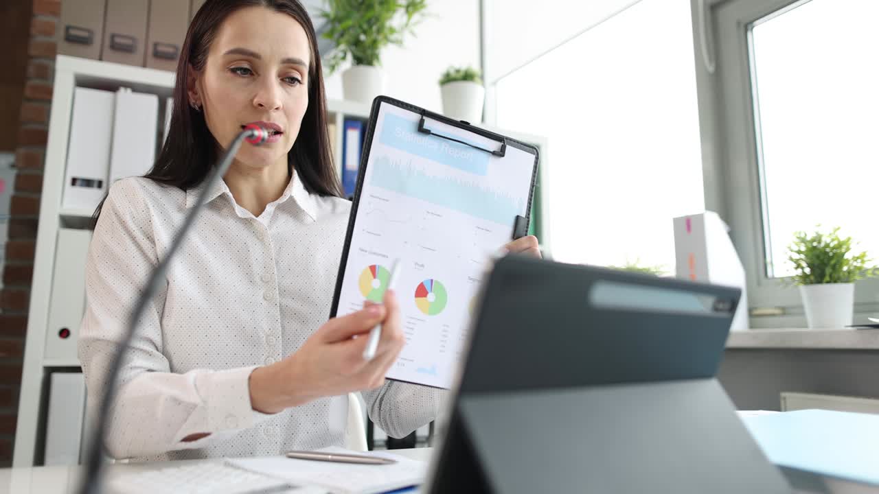 mujer de negocios lleva a cabo consultas comerciales a distancia sobre marketing de cerca