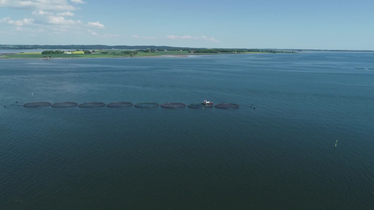 avión no tripulado sobre la granja de peces