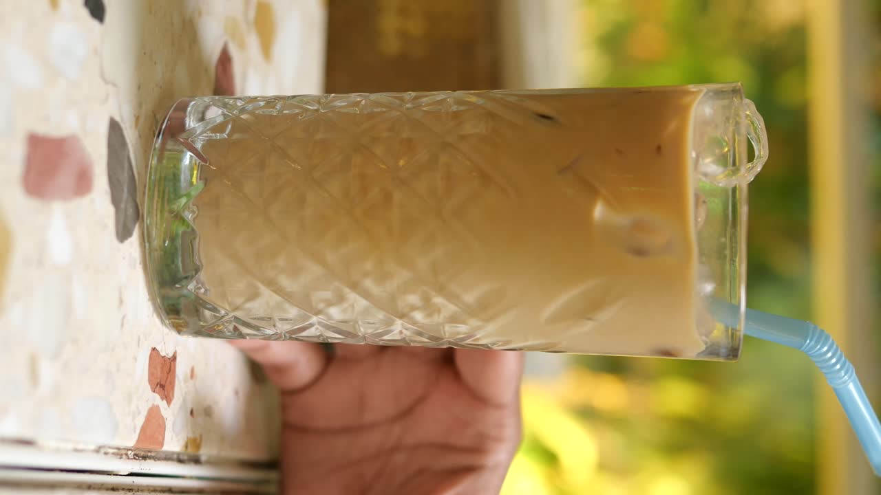 Bir masanın üzerinde bir bardak buzlu kahve.