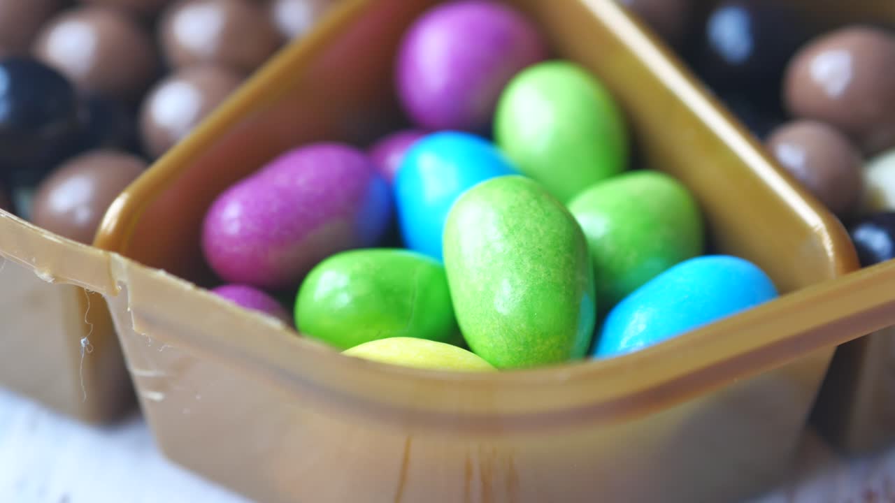 Confeitos de Chocolate Coloridos e Variados em um Pote