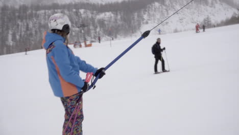 Pendientes-Mecánicas-En-Los-Alpes-Suizos,-Plato-Para-Esquiadores-Durante-Un-Día-Frío-Y-De-Niebla