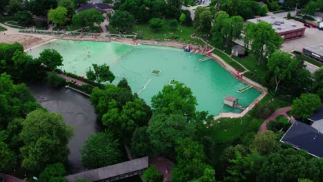 visión general aérea de la playa centennial en el verano naperville illinois ee.uu.