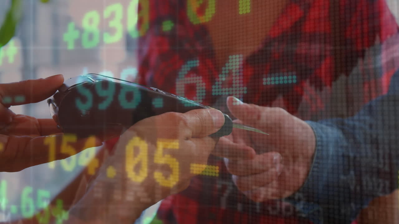 animación del procesamiento de datos financieros sobre el hombre caucásico que paga en la terminal de pago