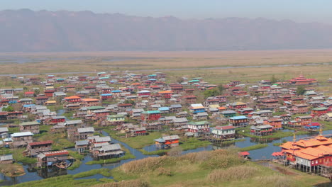 toma panorámica con drones aéreos de la aldea de la casa sobre pilotes de eain taung gyi en el lago inle en myanmar