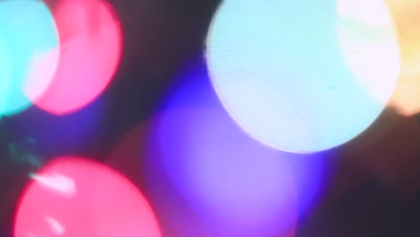 las luces de colores festivos de navidad brillan brillantemente.