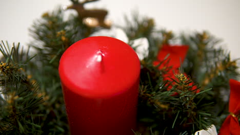 decoración de navidad con velas rojas y hojas de coníferas - tiro panorámico de primer plano de ángulo alto