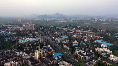 edificios y calles en el área suburbana de vasai, mumbai, india - toma aérea de drones