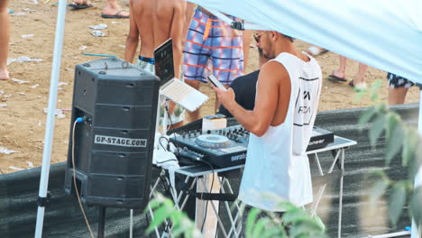 grupo de amigos divirtiéndose y bailando en la playa