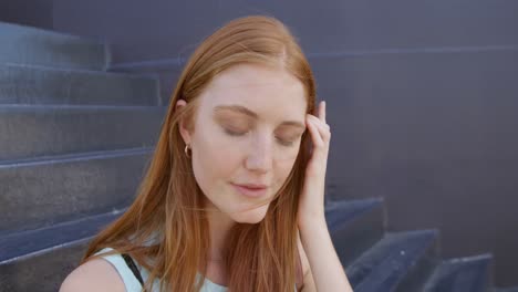 retrato de una mujer joven en la calle