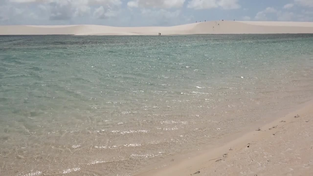 agua azul clara en la laguna en el parque nacional lencois maranhenses, brasil