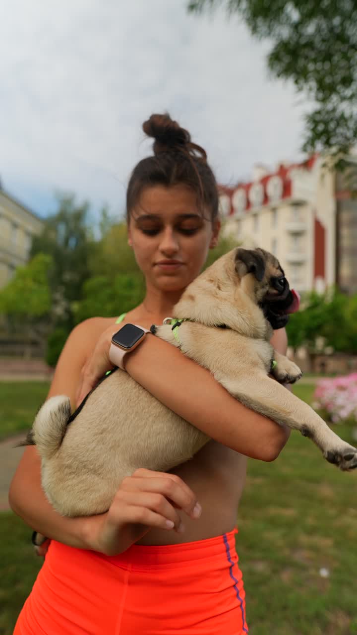 공원에서 과 함께 있는 여자